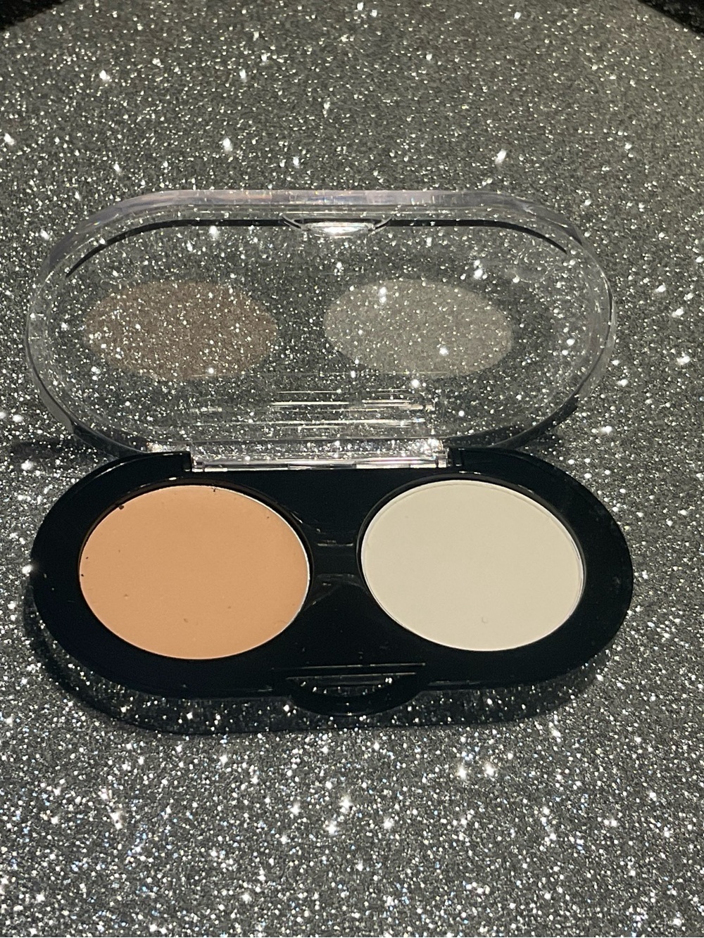 Bobbi Brown Creamy Concealer in BEIGE/PALE YELLOW - Picture 2 of 7